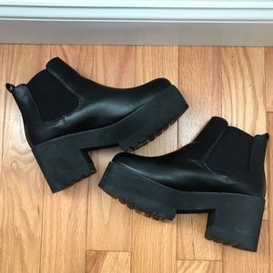 Black heeled Chelsea boots